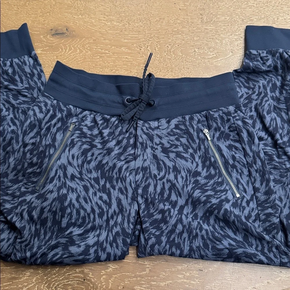 Athleta Trekkie North Printed Crop Jogger Size 4 blue Athleisure Pants - Picture 7 of 9